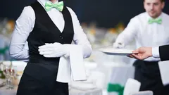 Cosa significa aiutare i camerieri a sparecchiare i piatti? Gli psicologi ne svelano i dettagli