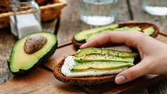 Cosa succede se mangi l’avocado a cena: il dietologo svela 5 importanti benefici