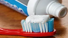 Un normale dentifricio ha pulito ciò che nessun detergente è riuscito a fare: da tenere a mente