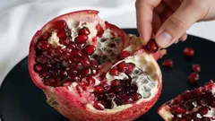 Con i semi o senza: la nutrizionista spiega come mangiare correttamente il melograno